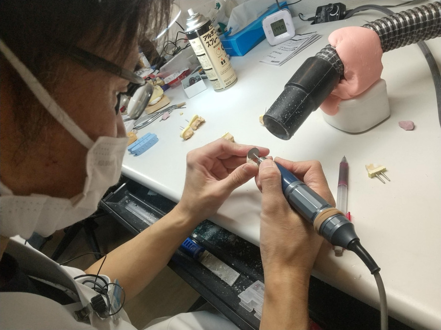 医療法人社団よしの歯科クリニック（歯科医師の求人）の写真16枚目：当院はクリニック内に歯科技工士が常駐していることも強みのひとつです。