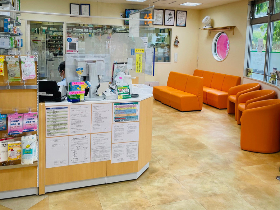 青山薬局古曽部店（薬剤師の求人）の写真2枚目：2022年11月に待合室を一部改装いたしました♪