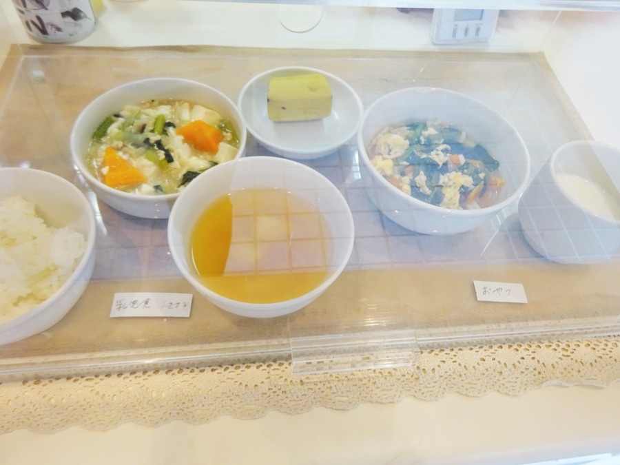 京進のほいくえんHOPPAライフガーデン（調理師/調理スタッフの求人）の写真5枚目：園内で作った給食とおやつは毎日展示しています。