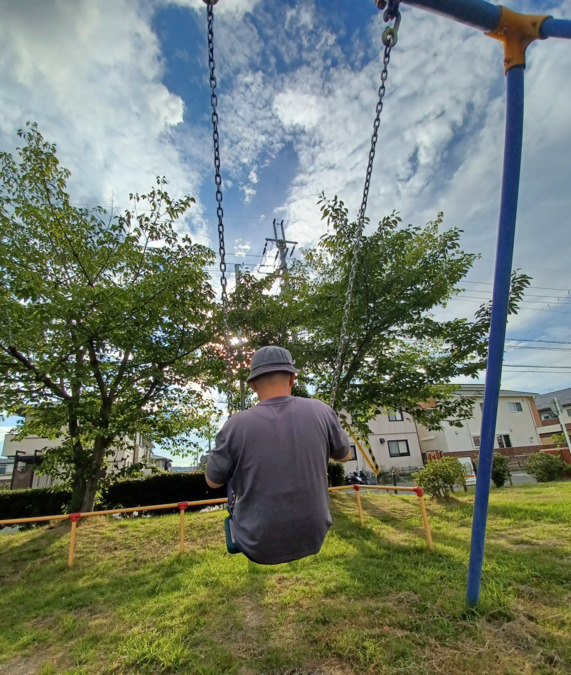 赤とんぼ　竹田の写真4枚目：空に向かってブランコ