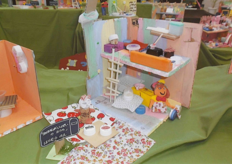 フレンド認定こども園（保育士の求人）の写真12枚目：作品展「こどものまち」では、子どもたちの感性の豊かさと表現力に毎年驚かされます