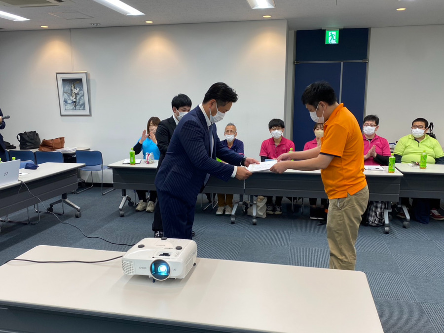 デイサービスエイル（介護タクシー/ドライバーの求人）の写真2枚目：4月に優秀事業所の表彰があります。