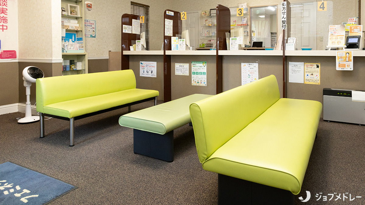 薬局フェミネックス（薬剤師の求人）の写真5枚目：活気のあるエリアに位置しており、幅広い年代の患者様がいらっしゃいます