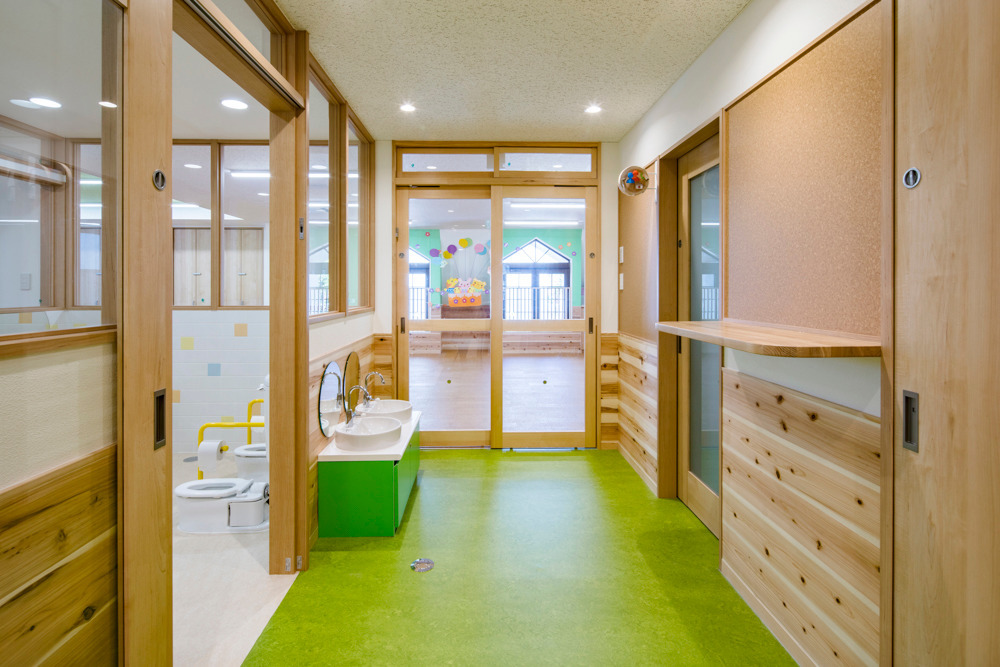 風の保育園（保育士の求人）の写真2枚目：風の保育園入り口。そよ風をイメージして緑色。