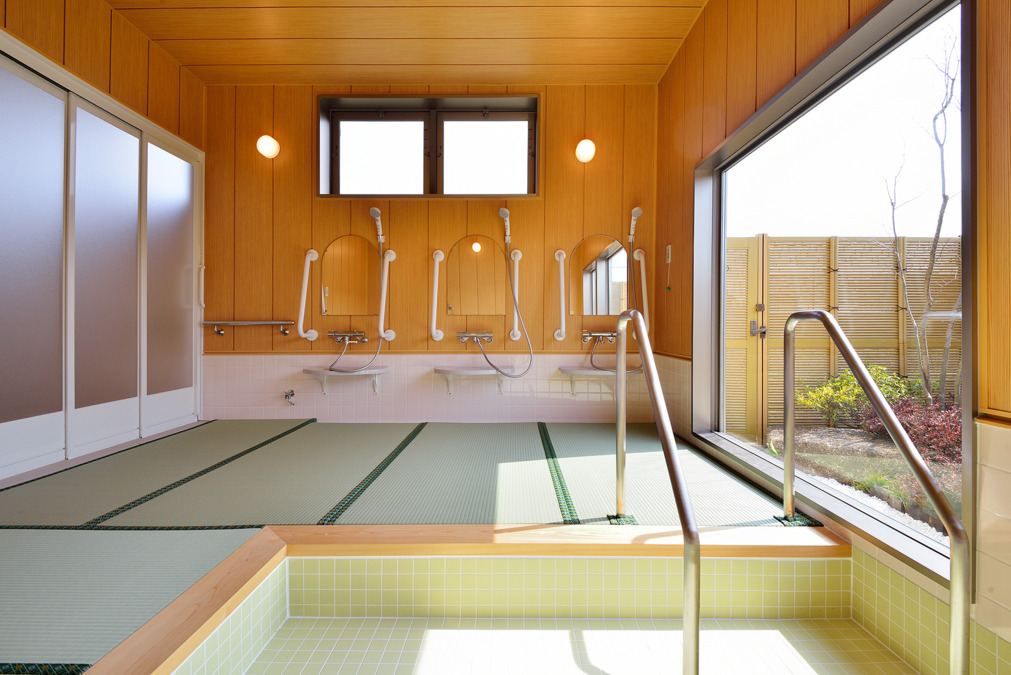 デイハウス ハッピー(介護職/ヘルパーの求人)の写真2枚目:当事業所自慢の畳風呂。坪庭を眺めながら入浴出来ます。