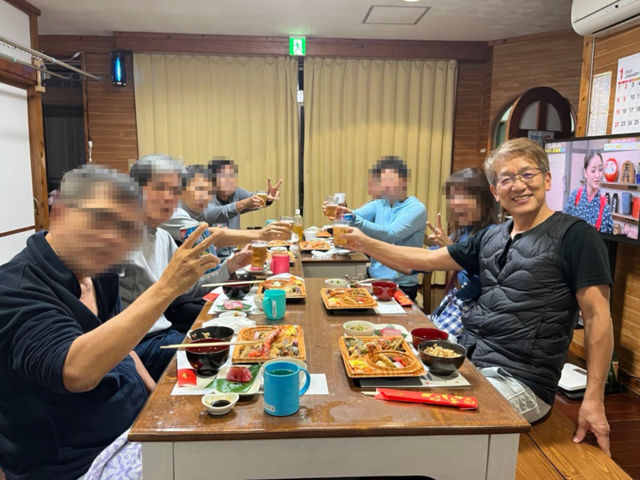 グループホームゆんたく家まえざとの写真2枚目：正月のお祝い（ノンアルビールで乾杯！）