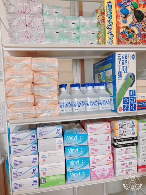 かえる訪問看護ステーション（作業療法士の求人）の写真4枚目：常に片づけられた物品棚。事務さんが補充してくれています。訪問車にも積んで。