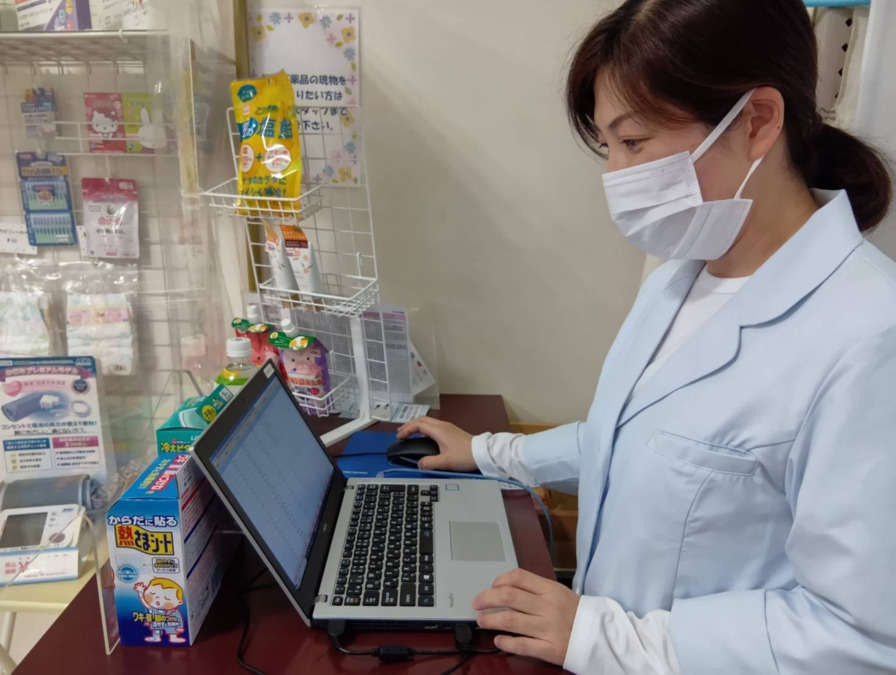 サンライトなかよし薬局 門真店(調剤事務の求人)の写真3枚目:受付以外にも、PCの入力やピッキングのお仕事もお任せします。丁寧に指導いたします