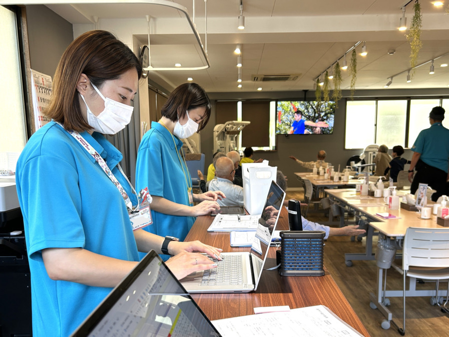 リハてらす宿河原（柔道整復師の求人）の写真5枚目：運動計画や利用記録の入力も重要なお仕事です