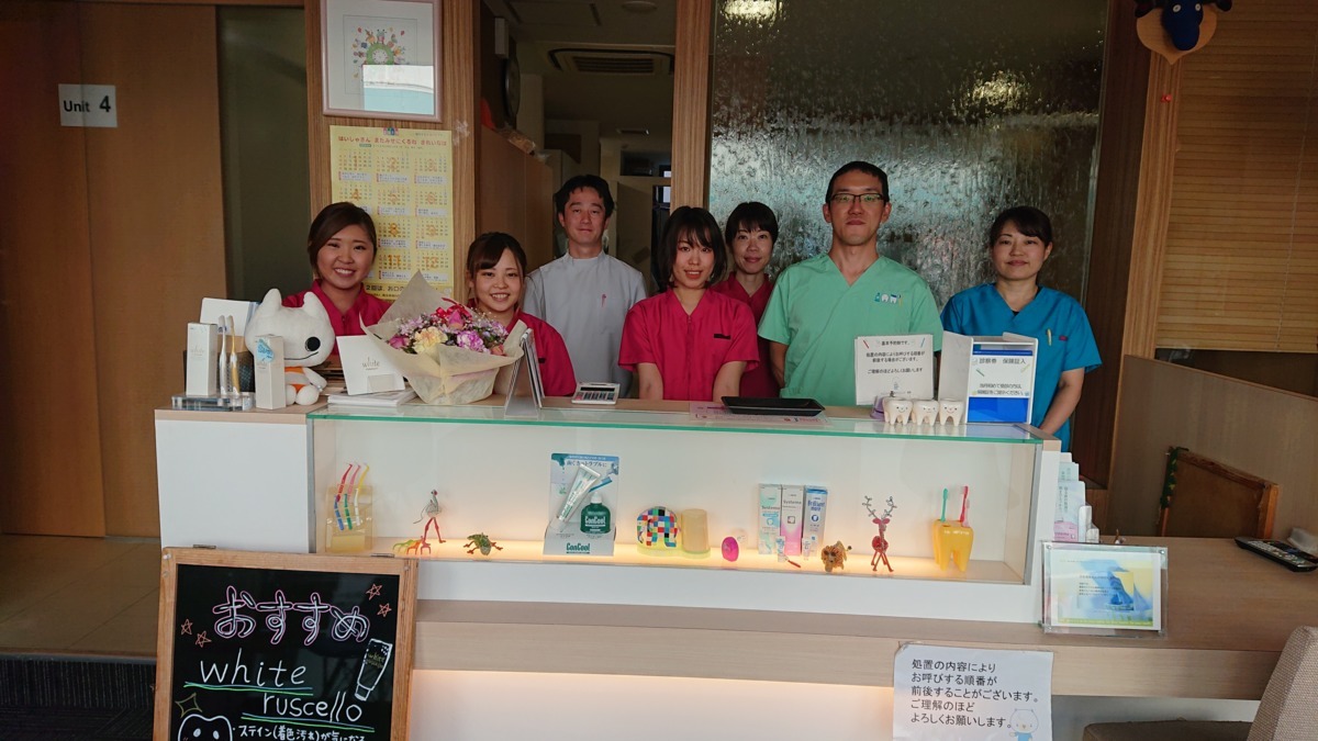 フェニックス歯科クリニック(歯科助手の求人)の写真:受付前で院長・Dr・スタッフ