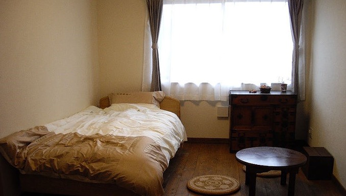 グループホーム一乗寺ほっこり庵（介護職/ヘルパーの求人）の写真2枚目：木のぬくもりがうれしい居室です。