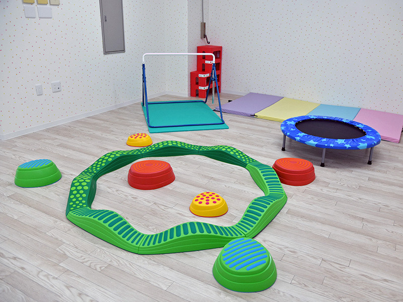 コペルプラス　本笠寺の写真3枚目：粗大運動の時間には子どもたちは思いっきり身体を動かします。