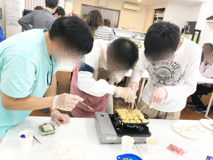 ニコサービス城東センターの写真6枚目：調理は大人気のグループワーク。ここでコミュニケーション能力が培われます！
