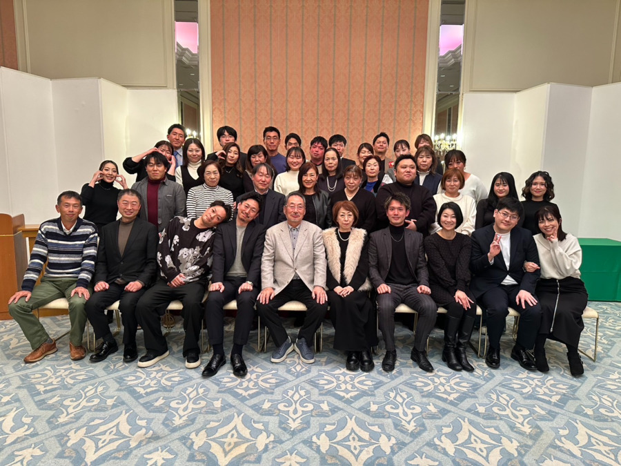 医療法人八甲会潮田病院介護医療院の写真5枚目：福利厚生も充実！（2024年忘年会
職種の垣根を超えた
チームワークが自慢です♪