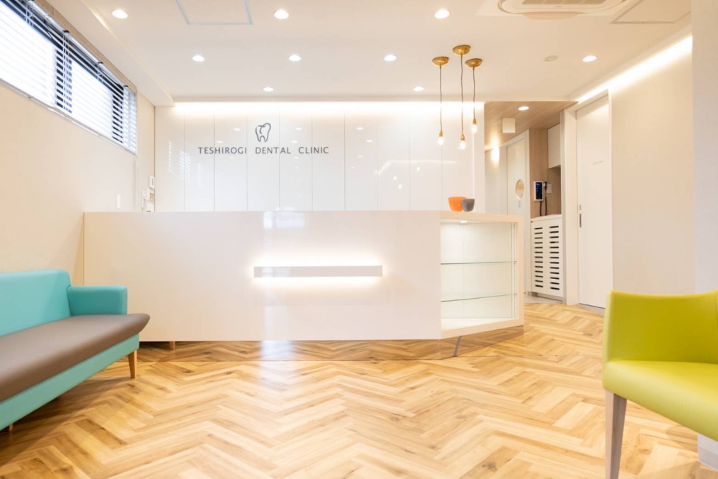 手代木歯科医院（歯科衛生士の求人）の写真3枚目：１階は患者さんがなるべくリラックスできるよう暖かく明るい雰囲気の内装にしています