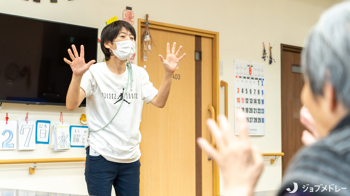 八幡グループホームみのり（介護職/ヘルパーの求人）の写真7枚目：和気あいあいとした体操の時間です