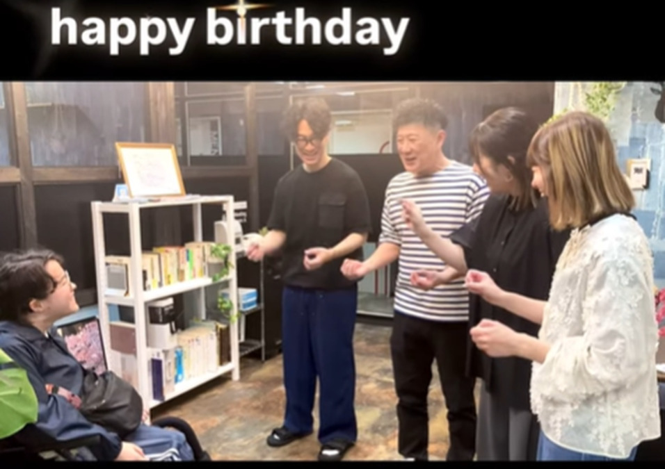 株式会社インクルージョン 本社(営業の求人)の写真5枚目:「お誕生日おめでとう」
スタッフみんなで練習しました☺️