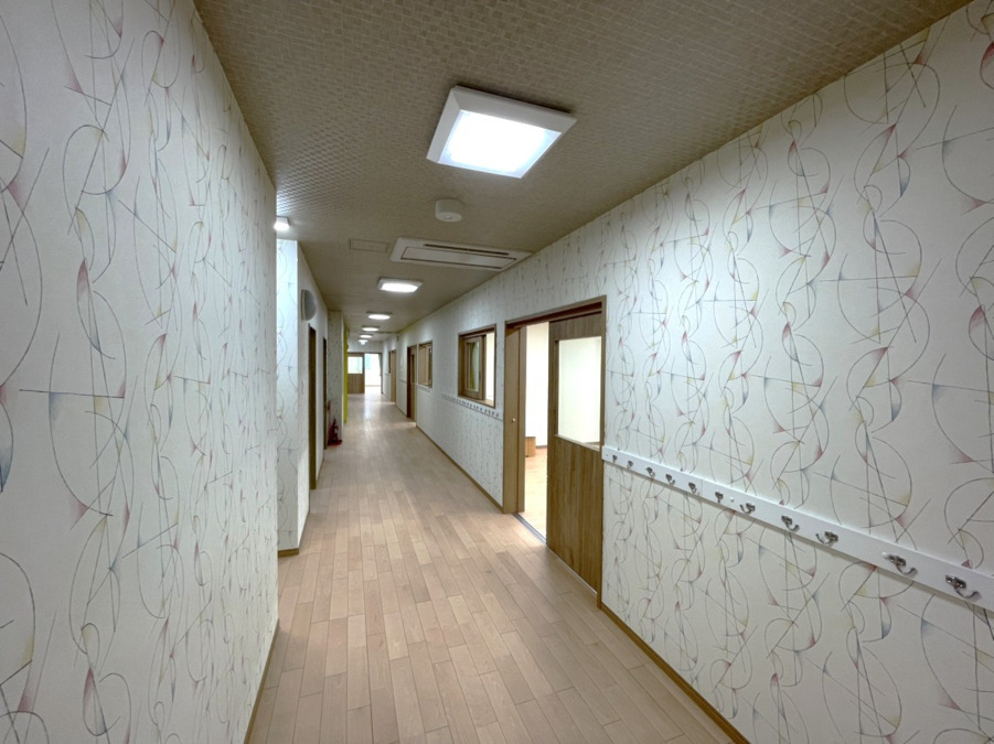 大洲保育園（社会福祉法人すくすくどろんこの会）【2025年04月01日オープン】（保育士の求人）の写真4枚目：明るい廊下です＊