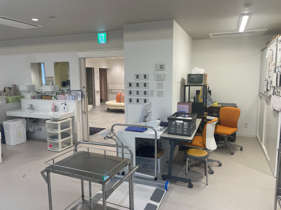 リバーサイドクリニック内田橋(看護師/准看護師の求人)の写真5枚目:透析センター入り口