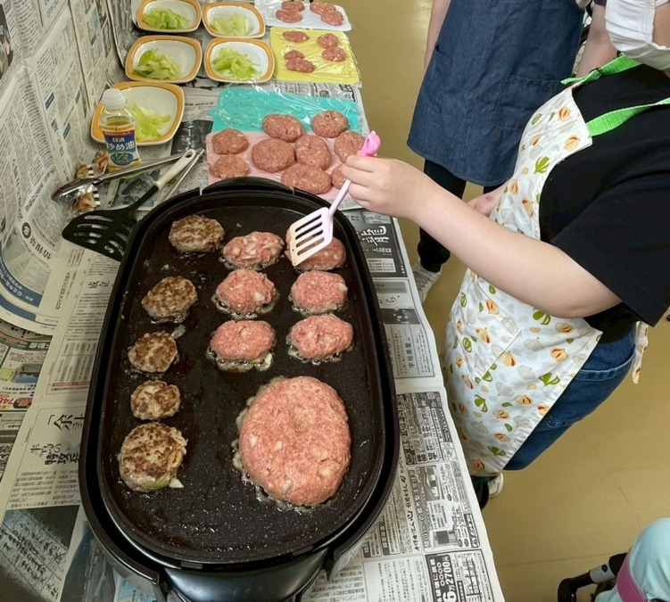 放課後等デイサービス　Cherry Blossom（児童指導員/指導員の求人）の写真8枚目：調理活動　ハンバーグ