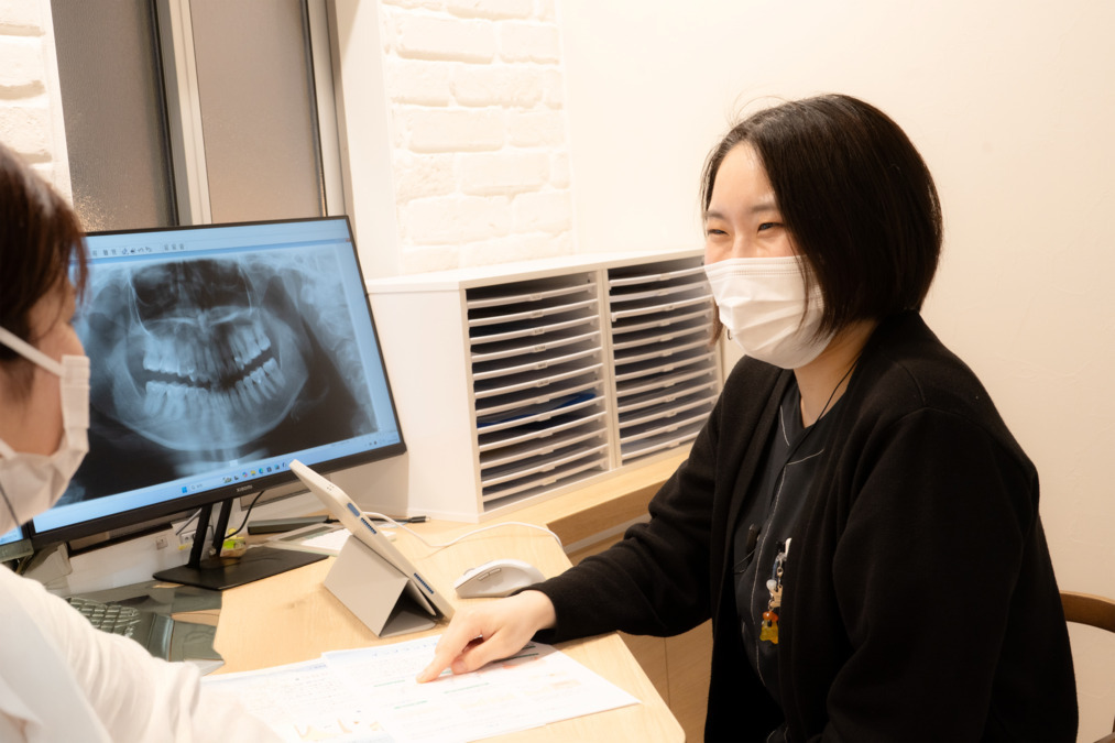 医療法人社団よしの歯科クリニック（歯科助手の求人）の写真11枚目：患者様一人一人に寄り添ったカウンセリングを行なっています。