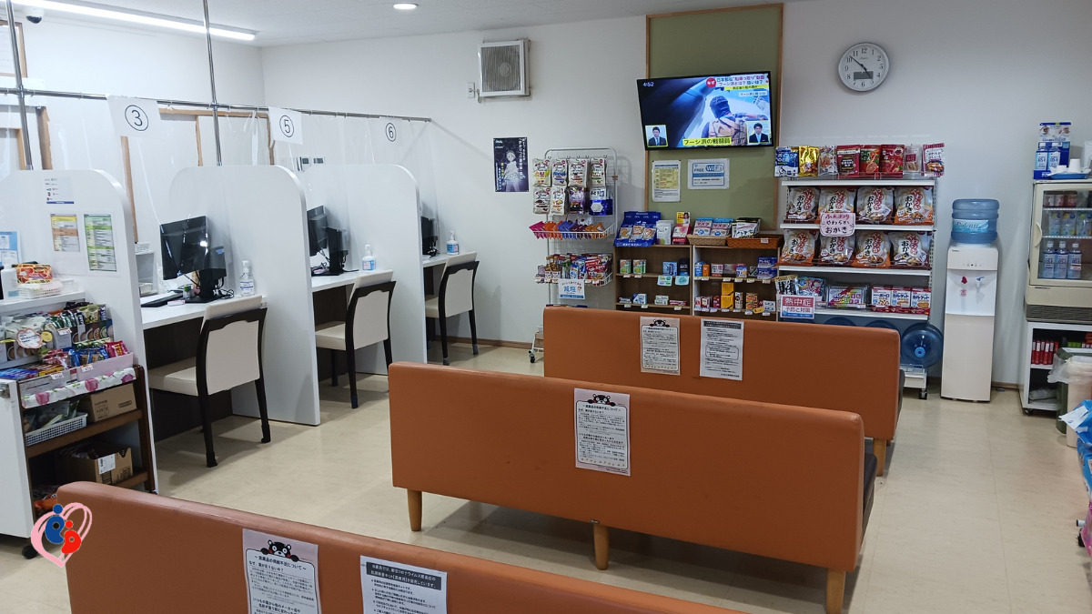 ひまわり薬局西合志店（調剤事務の求人）の写真3枚目：広々とした待合スペースです。