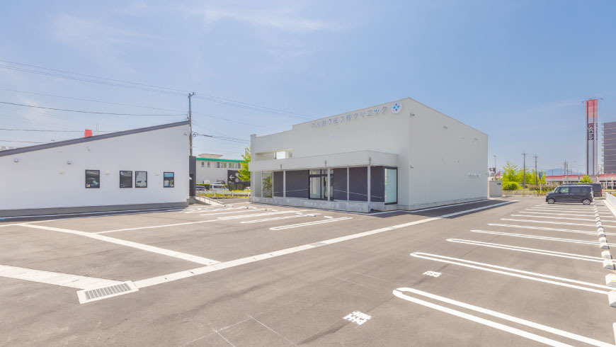 けんおう皮フ科クリニック【2025年07月03日オープン】(看護師/准看護師の求人)の写真6枚目:専用駐車場30台ご用意しています