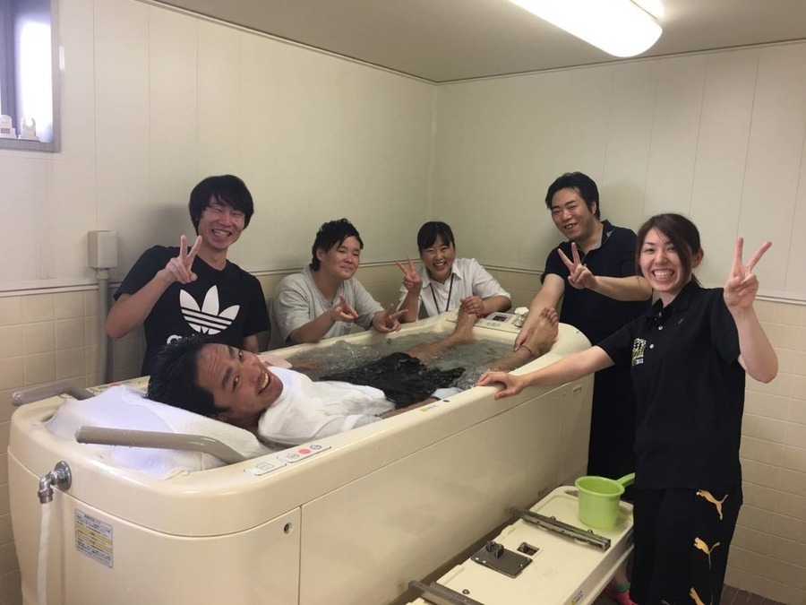 特別養護老人ホームきらめき(介護職/ヘルパーの求人)の写真2枚目:新しい器材も積極的に導入。研修でしっかり学びます。