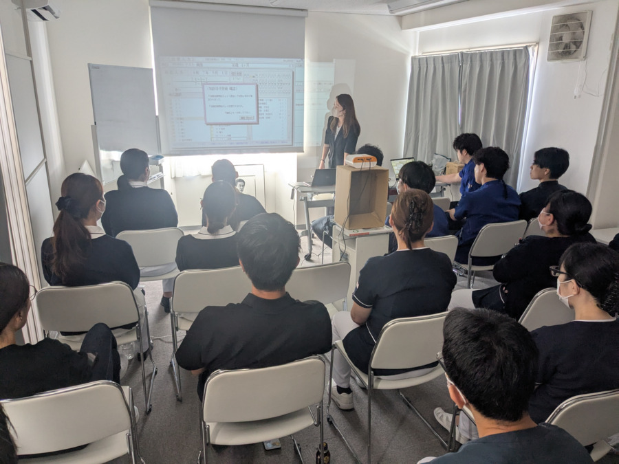 八王子 きぬた歯科(歯科医師の求人)の写真9枚目:数か月に1度の研修、勉強会を行い、スキルアップを図っています。