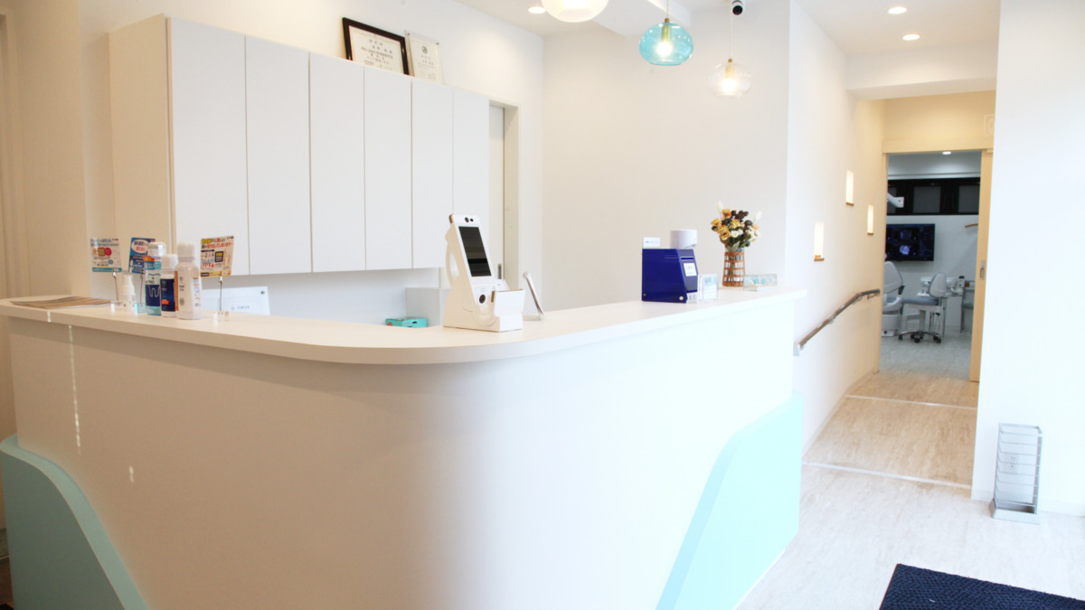 海野歯科医院(歯科助手の求人)の写真2枚目:白を基調とした明るい受付です