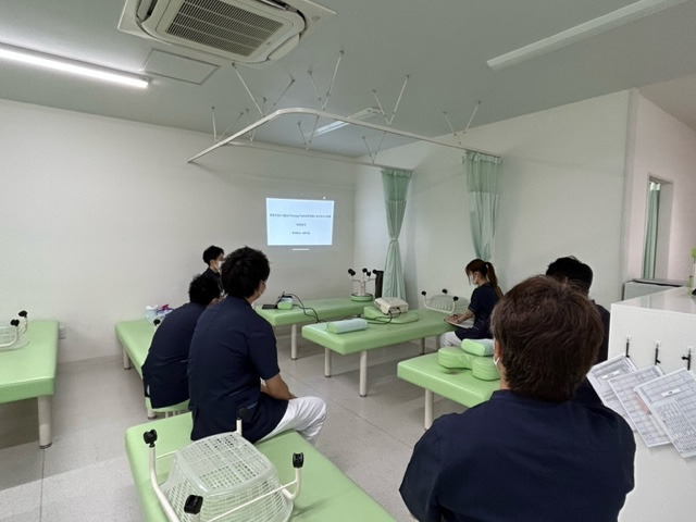 八潮なめかわ整形外科（作業療法士の求人）の写真3枚目：勉強会風景