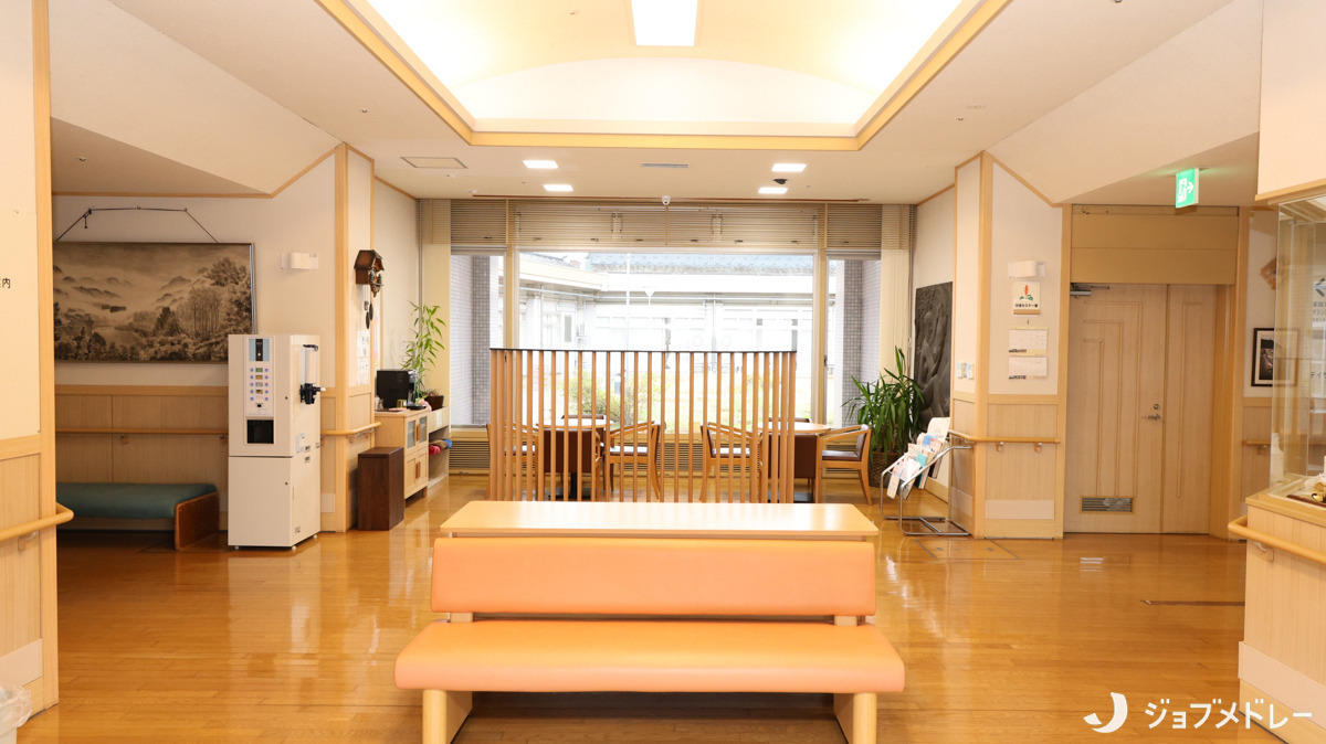 特別養護老人ホーム花見の里（介護職/ヘルパーの求人）の写真6枚目：明るく開放感のあるロビーです