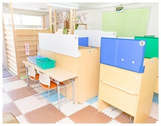 放課後等デイサービスたいようの写真4枚目：明るくカラフルで楽しくすごせる空間。