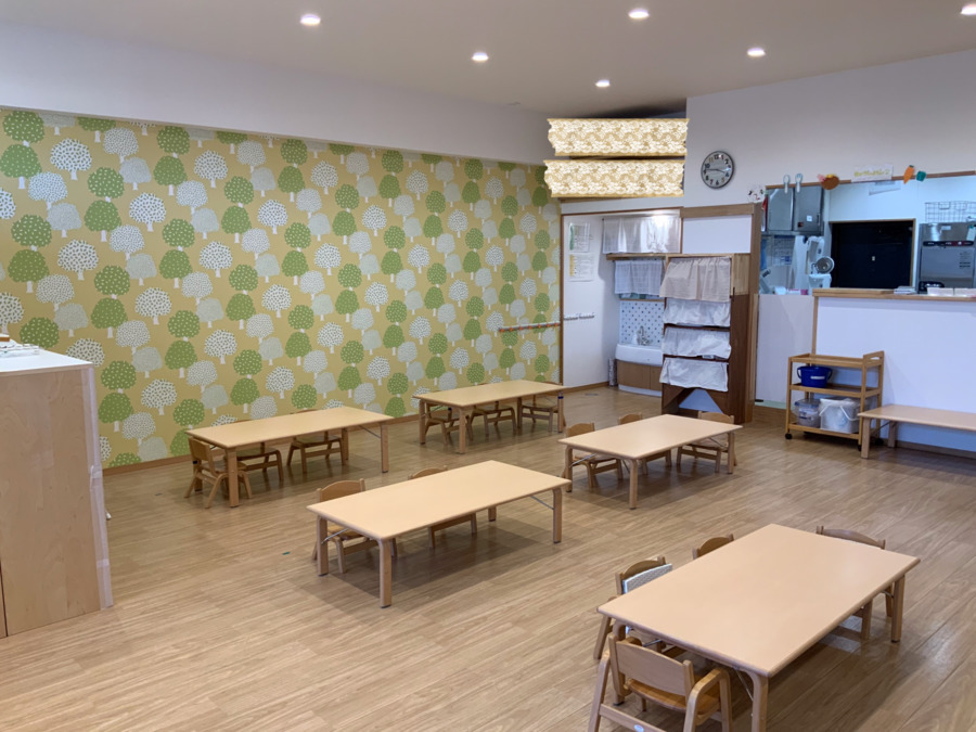 ぱれっと園～たかの～の写真3枚目：高い位置からの採光により、保育室は明るい状態です。右奥に見えるのは調理室です。
