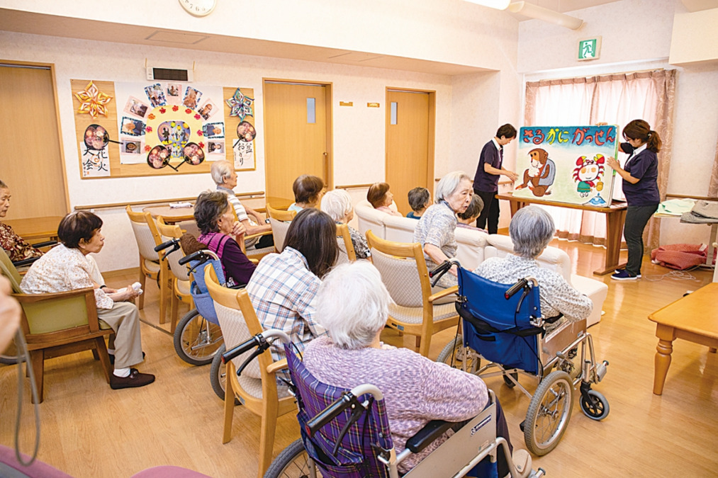 ミモザ茅ヶ崎萩園グループホームの写真3枚目：食堂兼リビングです♪私達はご利用者・職員の笑顔が絶えない施設を目指しております
