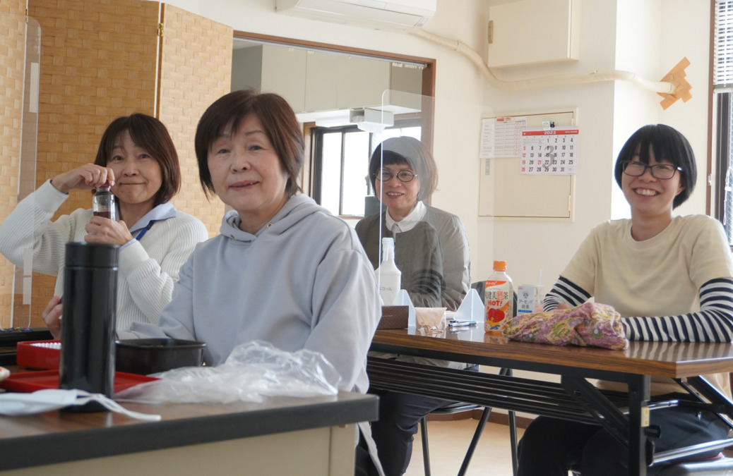 ケアサービスあかり（介護職/ヘルパーの求人）の写真3枚目：お昼休憩中　テレビもあります
