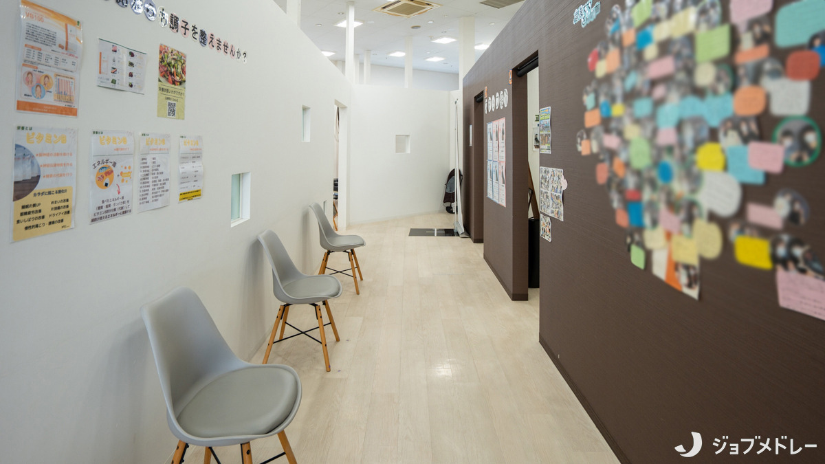 TSUNAGI接骨院 ハーヴェスト院(柔道整復師の求人)の写真5枚目:待合スペースの様子です