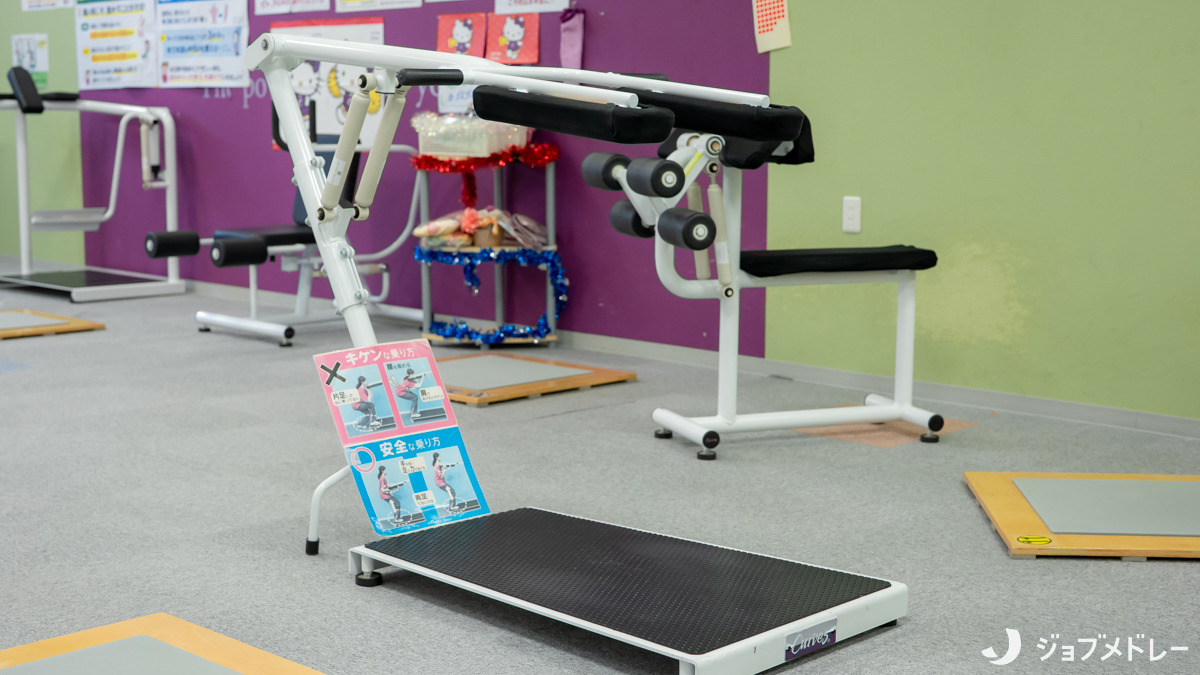 カーブス イオン高橋店(インストラクターの求人)の写真12枚目:マシンを使った無酸素運動と有酸素運動を交互に行います