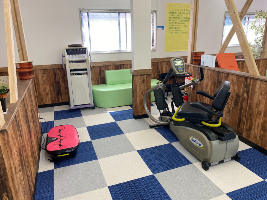市川リハビリデイセンターゆずの樹　稲越店（あん摩マッサージ指圧師の求人）の写真5枚目：NuSTEPや振動マシンなど、提供できるリハビリの種類は地域でも有数の施設です。