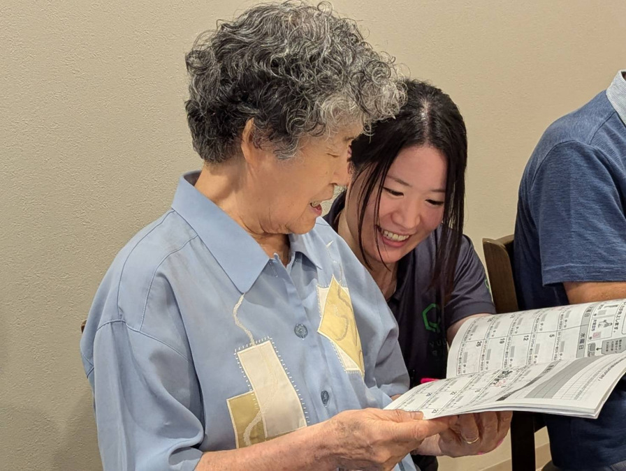 リハビリフィットネスゆずりは高井戸（介護事務の求人）の写真6枚目：ご利用者様とわきあいあいとコミュニケーション♪お困りごとがないかも確認します♪