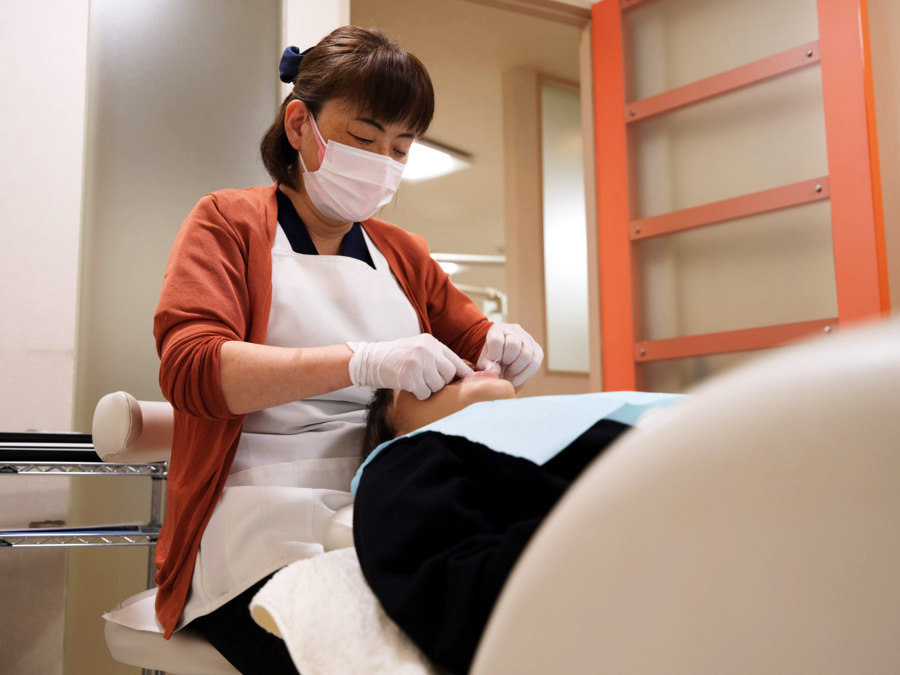 くろさわ歯科クリニック（歯科衛生士の求人）の写真2枚目：施術中の様子
