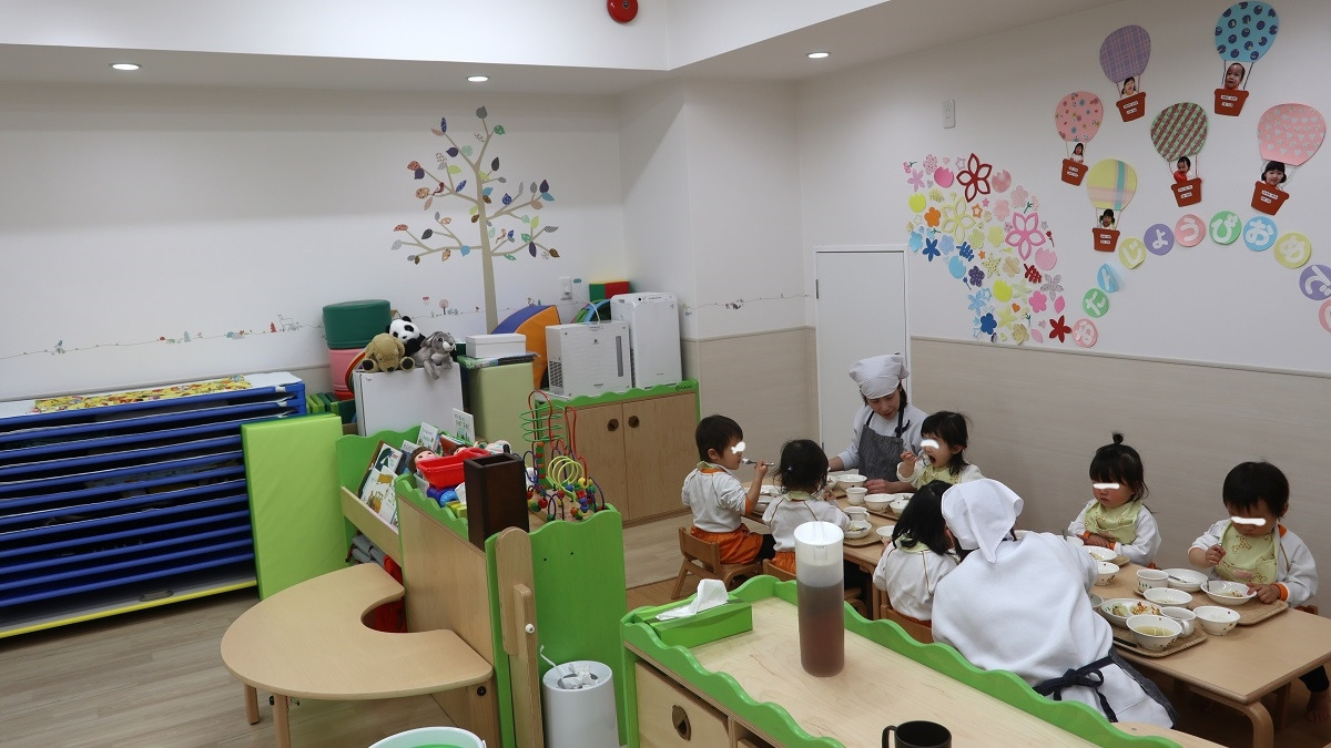 同心なないろ保育園の写真4枚目：給食の様子です。