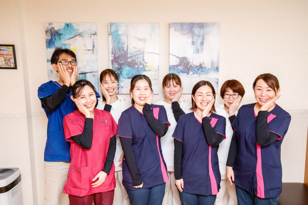 医療法人社団にしむら歯科クリニック（歯科衛生士の求人）の写真3枚目：前列左より副院長、常勤衛生士
後列左、院長、受付、歯科助手