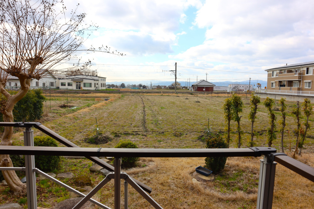 就労継続支援B型「てん」（生活支援員の求人）の写真5枚目：テラスからの景色です。一面の自然と、その中を走る電車が漫画の世界にいるかのよう！