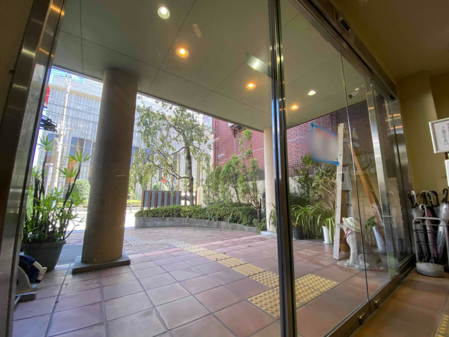 つくしの会デイサービスセンターおきなばし（介護職/ヘルパーの求人）の写真4枚目：明るいエントランス。ご利用者様をこちらでお出迎え。正面にフェニーチェ堺が見えます