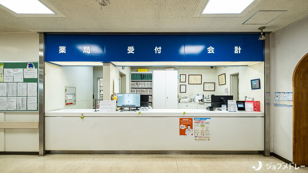 新富士病院（看護師/准看護師の求人）の写真5枚目：受付では来院された方に丁寧な対応を行っています
