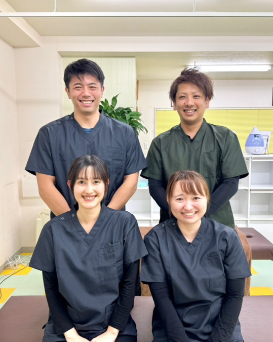 みやび整骨院 長崎市昭和町院（柔道整復師の求人）の写真7枚目：いつも笑顔一杯のスタッフの面々