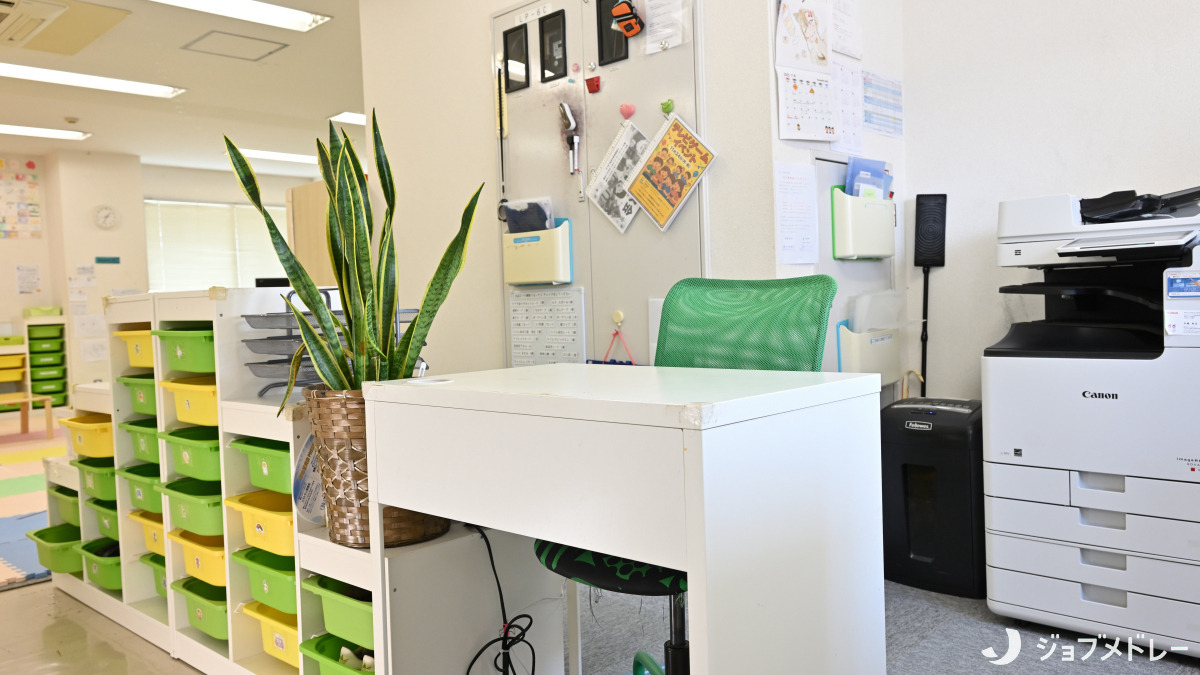 StepUP蒔田通町教室（保育士の求人）の写真17枚目：子どもたちを見守りやすい設計の事務室です