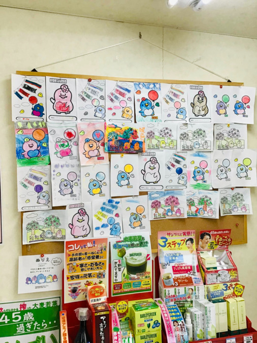 あいち薬局長興寺の写真6枚目：患者さんからいただいた、塗り絵です。毎月飾らせていただきます。