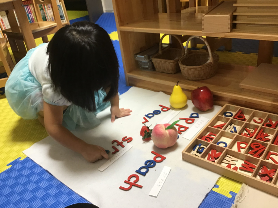 オデューラ デ アベニール（保育士の求人）の写真6枚目：フォニックスで英語のレッスン♪